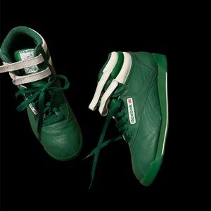 Reebok  women  Green leather Sneakers size 9 used once